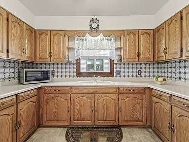 Wonderful home just 2 blocks from Lake Monona and Ester Beach!!