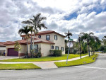 Spacious living and family rooms, formal dinning area, zebra blinds