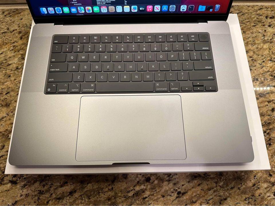 MacBook Pro 16" 2021 M1 Max 10-Core CPU 32-Core GPU 64GB 4TB Applecare