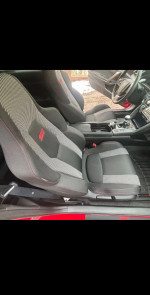 Interior view of the 2017 Honda Civic Si seats showcasing sporty design and clean condition.