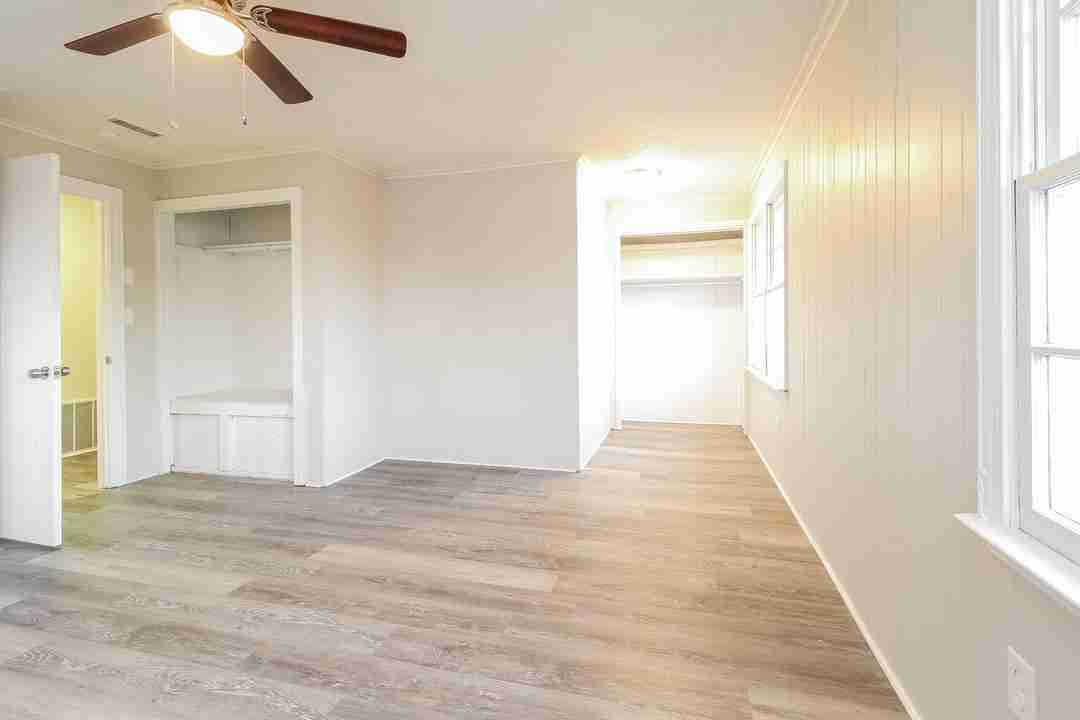 6 Bedroom 3.5 Bedroom Single Family Home For Rent