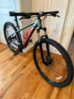 2021 Trek Marlin 4 21-spd medium 29er mountain bike in excellent condition