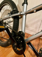 Specialized Hotrock 24 8-speed kids mountain bike in excellent condition